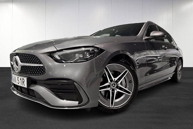 Grå (grey) Begagnad 2024 Mercedes C200 AMG Kombi | 439 900 kr (Marknadspris) - Bild 1/4