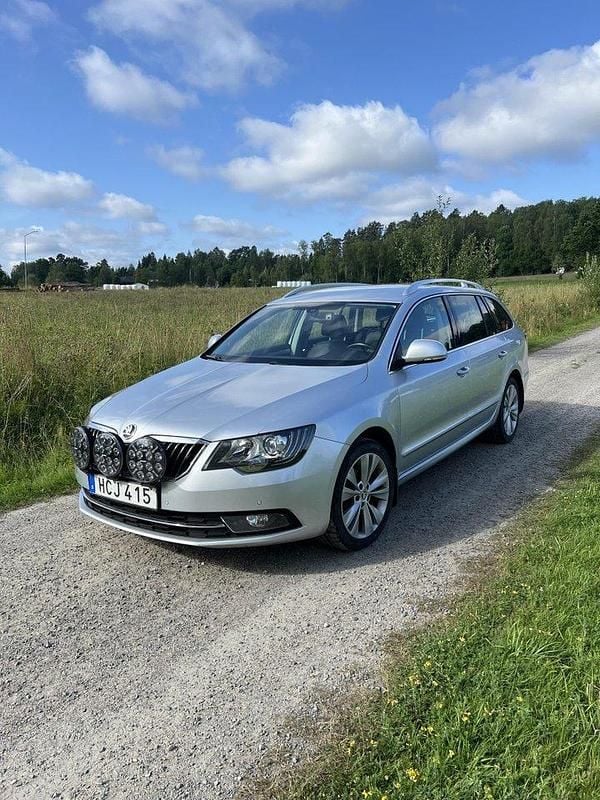 Silver Begagnad 2015 Skoda Superb Elegance Kombi | 110 000 kr (Superpris) - Bild 1/4