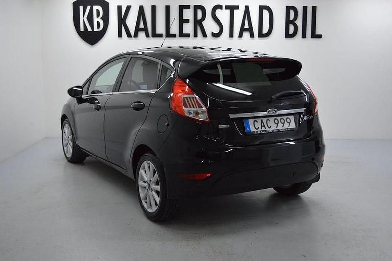 Begagnad Ford Fiesta Titanium 101 HK (74 kW) 2015 Svart Halvkombi