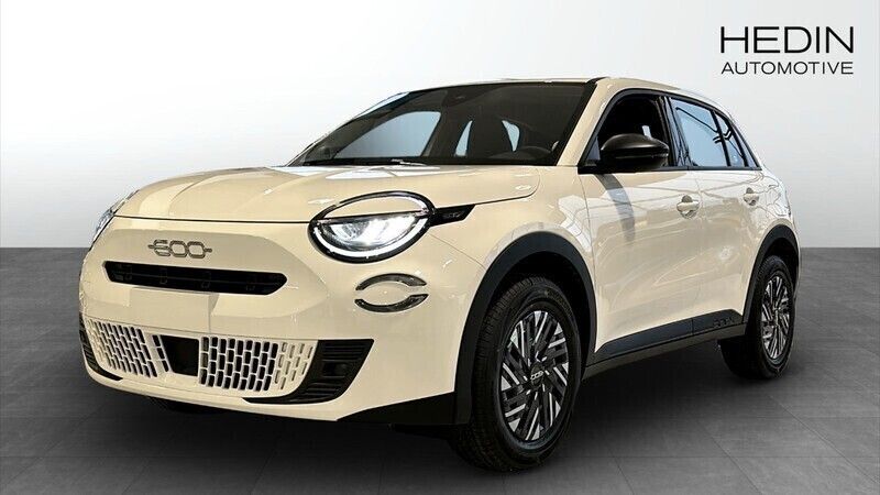 Vit (white) Ny 2024 Fiat 600 Pop Halvkombi | 290 800 kr (Marknadspris) - Bild 1/4