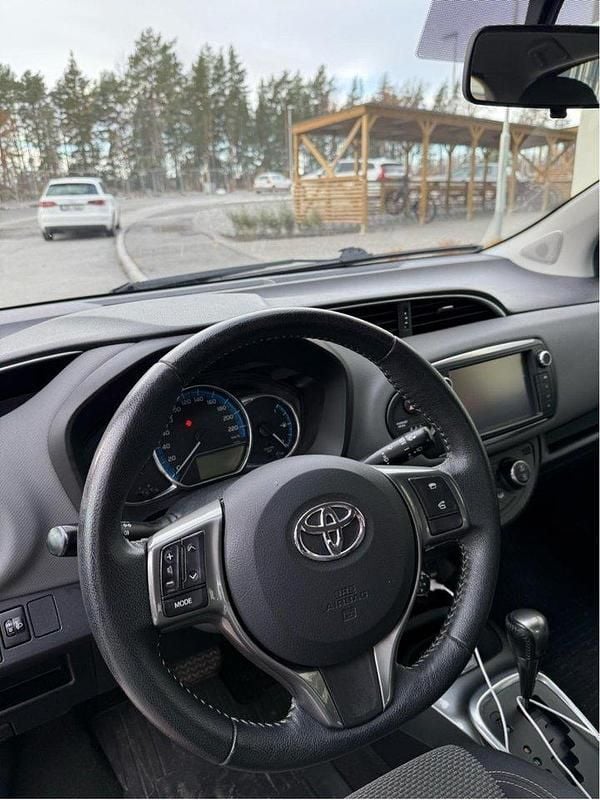 Röd Begagnad 2014 Toyota Yaris Hybrid Active Halvkombi | 96 000 kr (Marknadspris) - Bild 1/3
