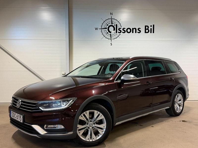 Mörkröd Begagnad 2016 VW Passat Alltrack Kombi | 154 900 kr (Marknadspris) - Bild 1/4