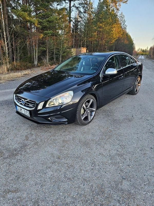Svart metallic Begagnad 2012 Volvo S60 R-Design Sedan | 195 900 kr - Bild 1/4