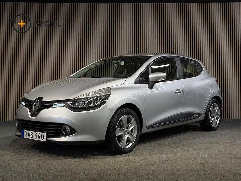 Silver Begagnad 2015 Renault Clio IV Halvkombi | 88 200 kr (Marknadspris) - Bild 1/4