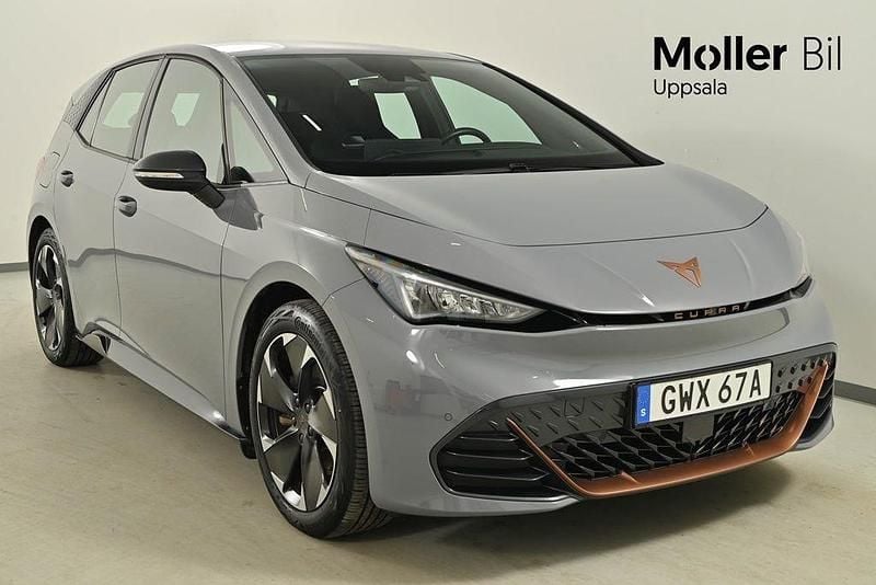 Ljusgrå (vapor grey) Begagnad 2023 Cupra Born e-Boost Halvkombi | 269 900 kr (Marknadspris) - Bild 1/4