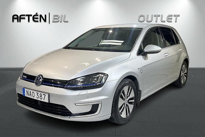 Reflex silver metallic Begagnad 2016 VW e-Golf Halvkombi | 119 800 kr (Bra pris) - Bild 1/3