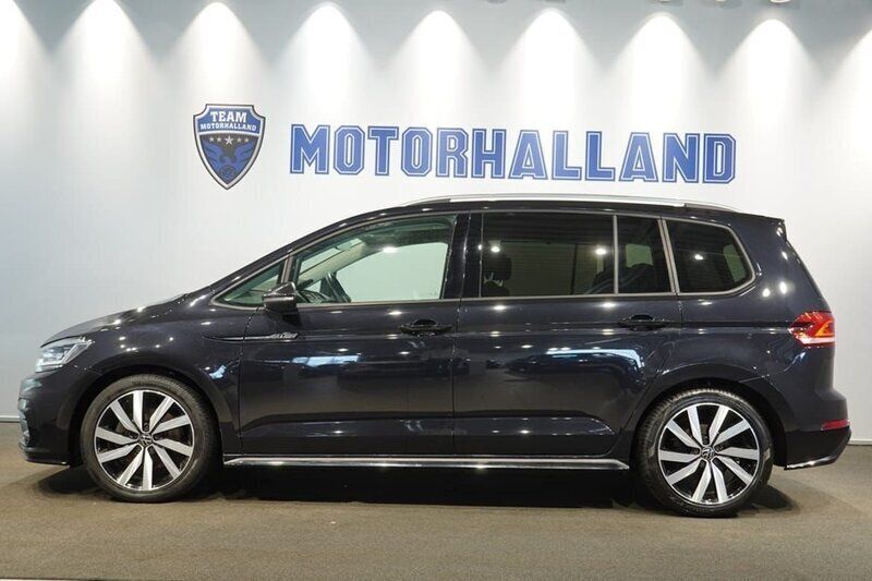 Svart Begagnad 2021 VW Touran R-line Minibuss | 299 900 kr (Marknadspris) - Bild 1/4