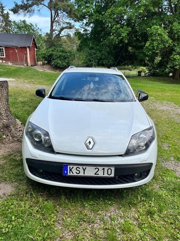 Vit Begagnad 2010 Renault Laguna GrandTour Kombi | 45 000 kr (Marknadspris) - Bild 1/4