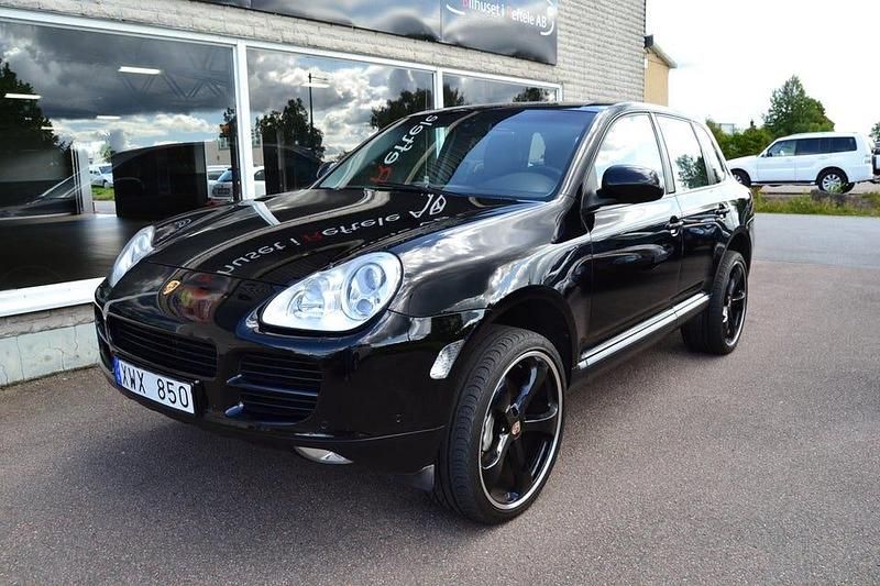 Färg: svartmet Begagnad 2005 Porsche Cayenne SUV | 189 000 kr - Bild 1/4
