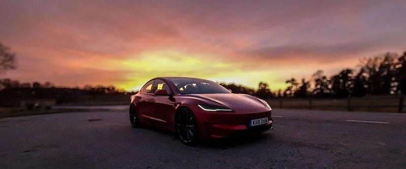 Röd Begagnad 2024 Tesla Model 3 Performance Sedan | 550 000 kr - Bild 1/1