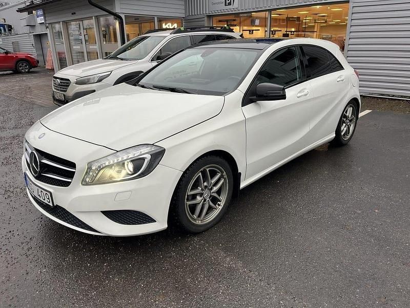 Svart Begagnad 2014 Mercedes A180 Halvkombi | 135 000 kr (Marknadspris) - Bild 1/4