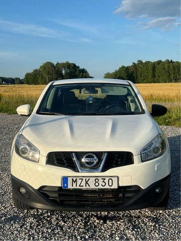 Vit Begagnad 2012 Nissan Qashqai SUV | 75 000 kr (Bra pris) - Bild 1/4