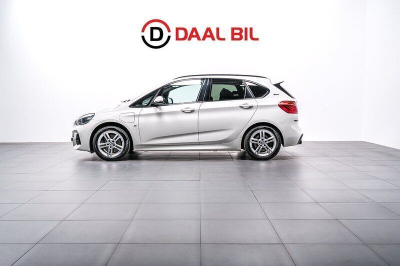 Vit Begagnad 2019 BMW 225 Active Tourer M Sport Minibuss | 189 700 kr (Superpris) - Bild 1/4