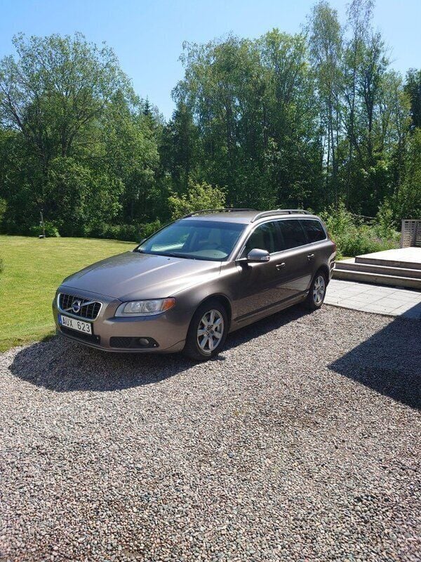 Grå Begagnad 2011 Volvo V70 Momentum Kombi | 69 000 kr (Superpris) - Bild 1/4