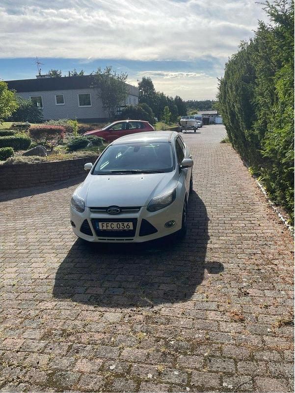 Vit Begagnad 2013 Ford Focus Titanium Kombi | 50 000 kr (Marknadspris) - Bild 1/4