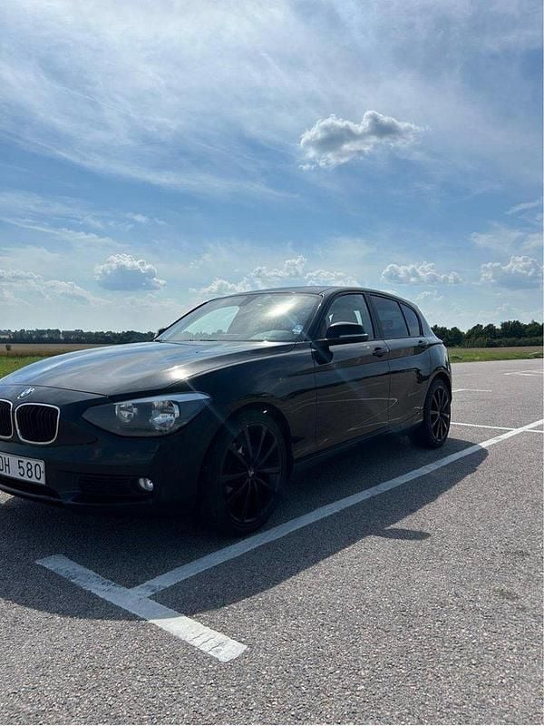 Svart Begagnad 2013 BMW 118 Halvkombi | 75 000 kr (Marknadspris) - Bild 1/4