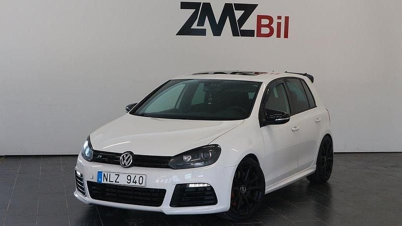 Vit Begagnad 2010 VW Golf VI R Halvkombi | 159 900 kr - Bild 1/4