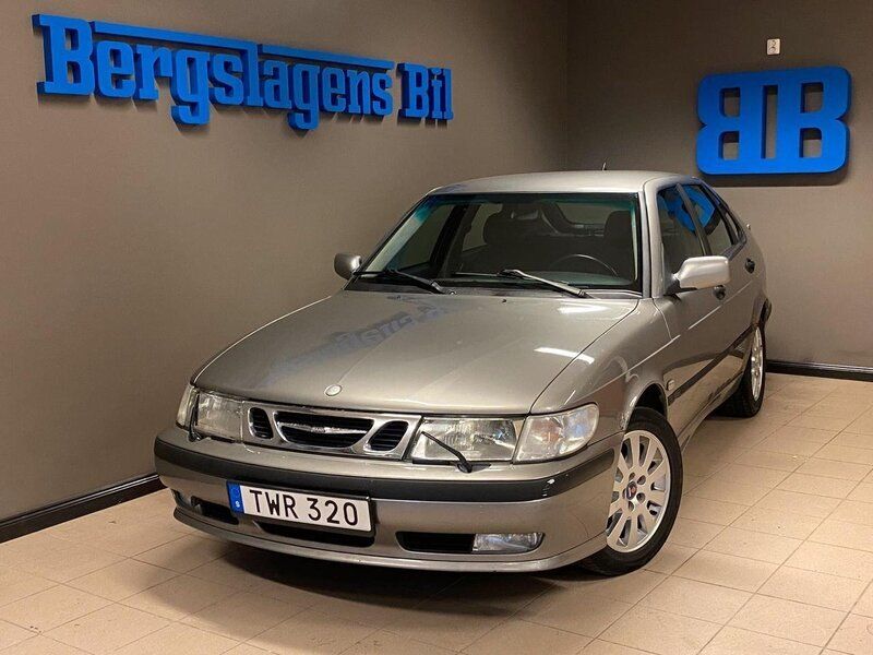 Ljusgrå Begagnad 2002 Saab 9-3 Halvkombi | 20 000 kr (Marknadspris) - Bild 1/4
