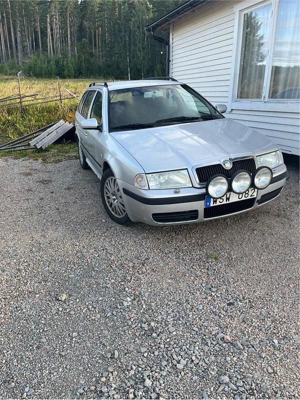 Silver Begagnad 2005 Skoda Octavia Tour Kombi | 6 000 kr (Superpris) - Bild 1/4