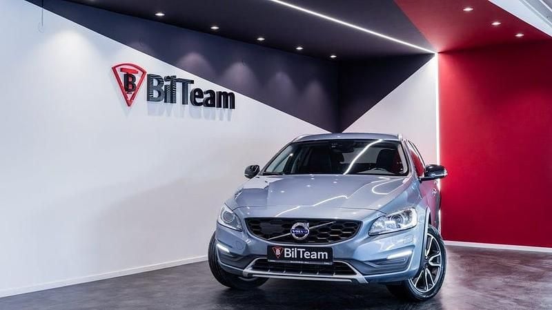 Begagnad Volvo V60 CC Momentum 150 HK (110 kW) 2017 Ljusblå Kombi