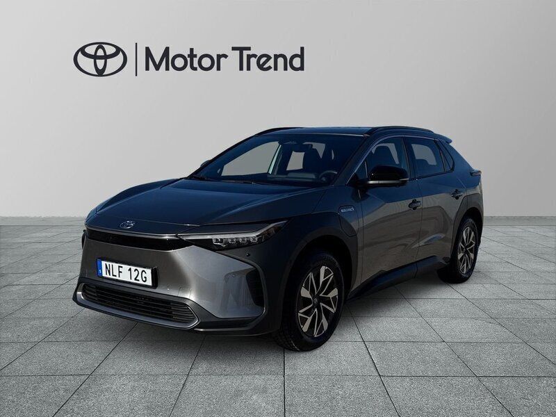 Silver Begagnad 2023 Toyota bZ4X Executive SUV | 454 900 kr (Bra pris) - Bild 1/3