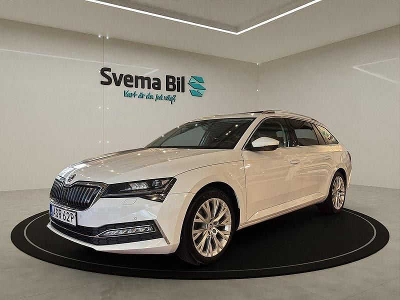 Vit Begagnad 2021 Skoda Superb Style Kombi | 209 900 kr (Marknadspris) - Bild 1/4