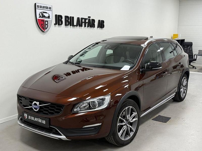 Brun Begagnad 2016 Volvo V60 CC Summum Kombi | 229 700 kr (Bra pris) - Bild 1/4