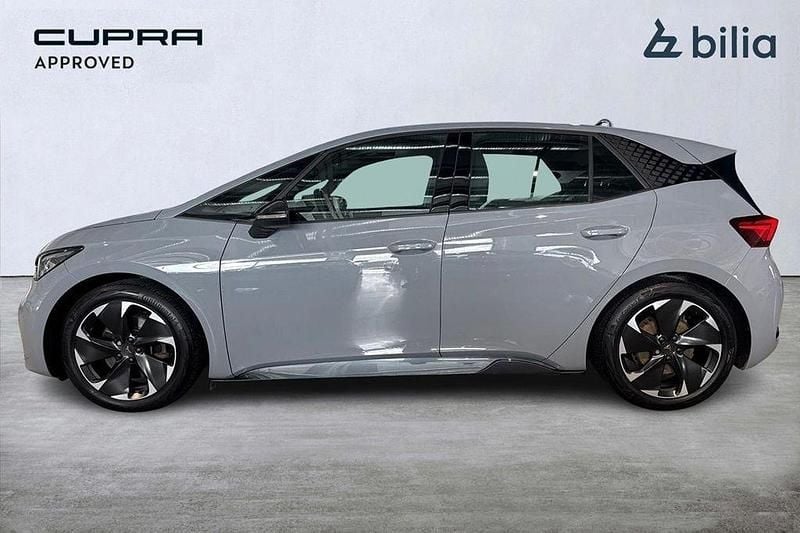 Ljusgrå (grå) Begagnad 2023 Cupra Born e-Boost Halvkombi | 259 900 kr (Marknadspris) - Bild 1/3