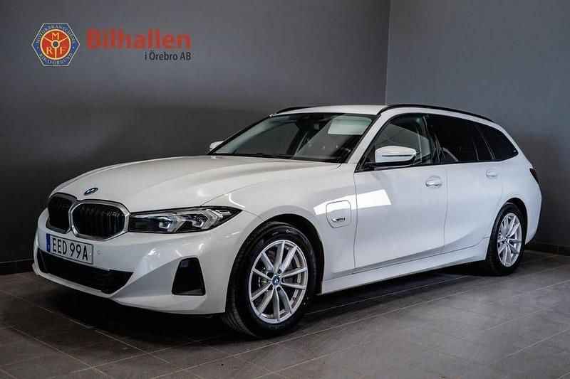 Vit Begagnad 2023 BMW 330 Sport Line Kombi | 299 000 kr - Bild 1/4