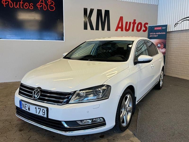 Vit Begagnad 2012 VW Passat Sedan | 79 900 kr (Marknadspris) - Bild 1/4