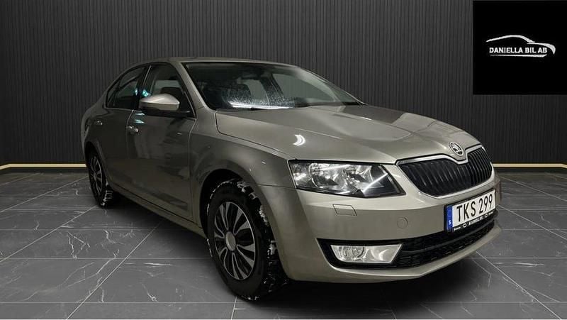 Ljusbrun Begagnad 2014 Skoda Octavia Ambition Halvkombi | 114 900 kr (Lite dyr) - Bild 1/4
