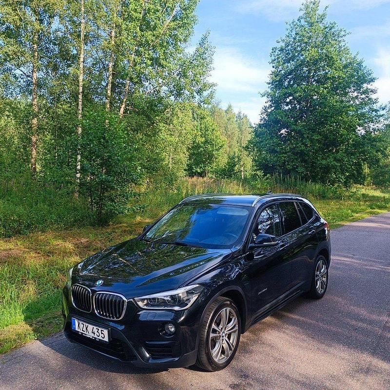 Svart Begagnad 2016 BMW X1 Sport Line SUV | 166 000 kr (Marknadspris) - Bild 1/4