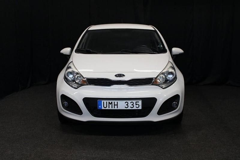 Begagnad Kia Rio 90 HK (66 kW) 2012 Vit Halvkombi