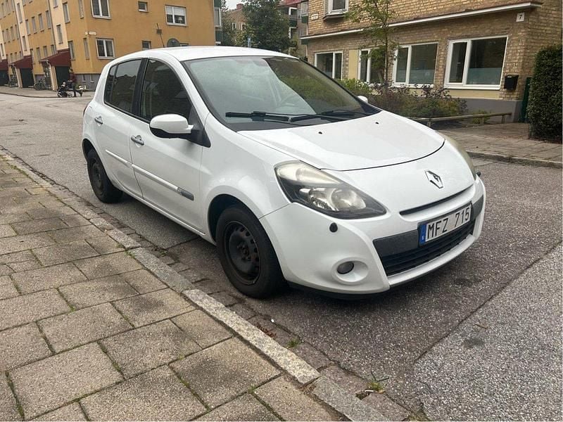 Vit Begagnad 2012 Renault Clio R.S. Halvkombi | 33 000 kr (Marknadspris) - Bild 1/4