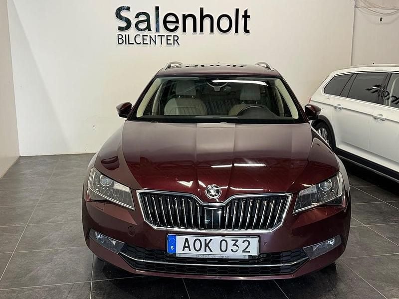 Begagnad Skoda Superb LAURIN & KLEMENT 190 HK (139 kW) 2015 Mörkröd Kombi