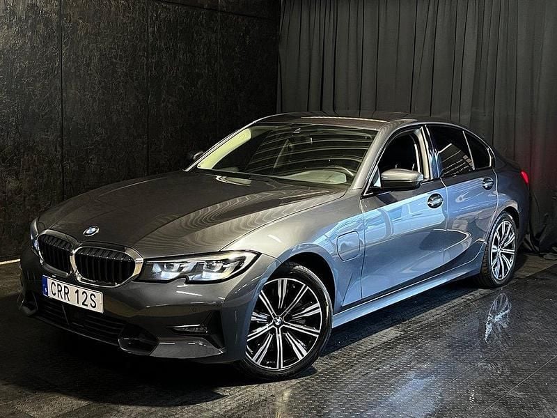 Grå Begagnad 2019 BMW 330e Sport Line Sedan | 259 500 kr (Marknadspris) - Bild 1/4