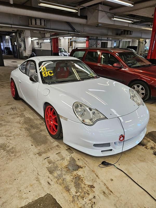 Begagnad Porsche 911 Carrera 320 HK (235 kW) 2003