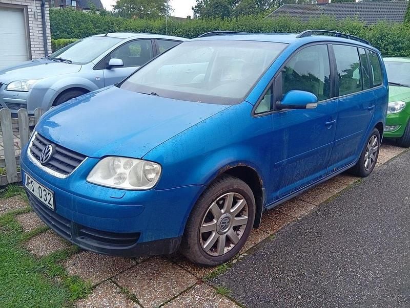 Blå Begagnad 2004 VW Touran Trendline Minibuss | 7 000 kr - Bild 1/4