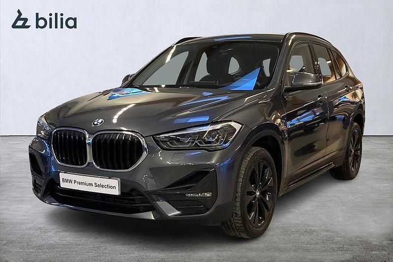 Grå Begagnad 2021 BMW X1 Sport Line SUV | 289 000 kr (Bra pris) - Bild 1/4
