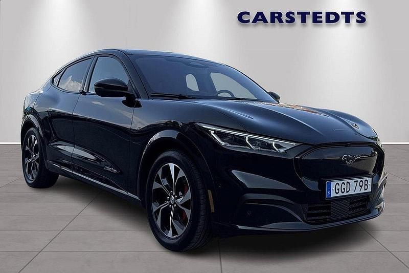 Svart Begagnad 2021 Ford Mustang Mach-E SUV | 419 900 kr (Dyr) - Bild 1/4