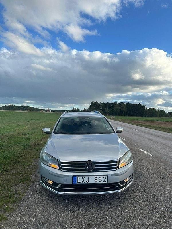 Silver Begagnad 2012 VW Passat Kombi | 50 000 kr (Bra pris) - Bild 1/4