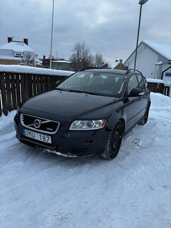 Metallic grey Begagnad 2010 Volvo V50 Kombi | 29 000 kr (Bra pris) - Bild 1/4