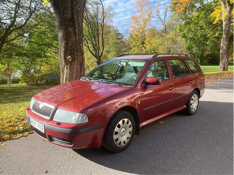 Röd Begagnad 2004 Skoda Octavia Tour Kombi | 28 000 kr (Marknadspris) - Bild 1/4