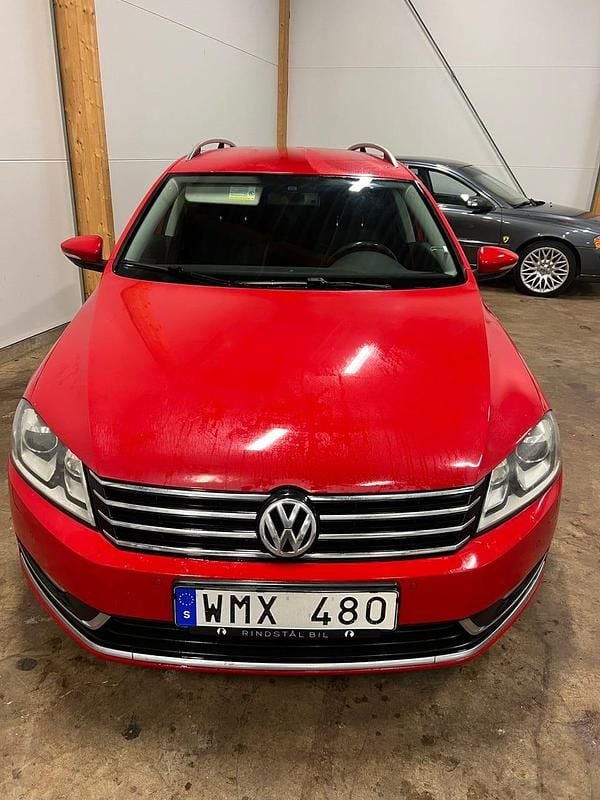 Röd Begagnad 2013 VW Passat Kombi | 44 990 kr (Marknadspris) - Bild 1/4