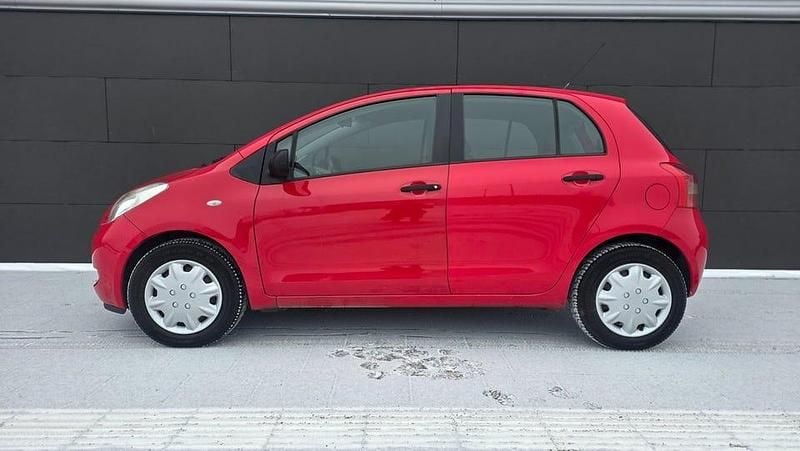 Begagnad Toyota Yaris 69 HK (50 kW) 2008 Röd Halvkombi