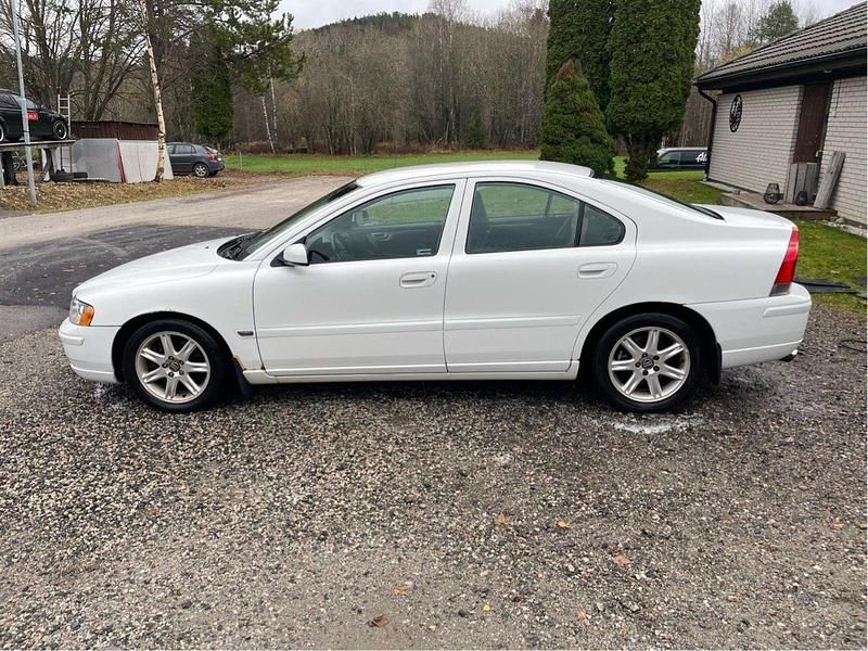 Vit Begagnad 2005 Volvo S60 Momentum Sedan | 25 000 kr (Marknadspris) - Bild 1/4