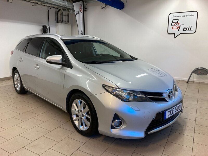 Silver Begagnad 2013 Toyota Auris Touring Sports Active Kombi | 99 900 kr (Lite dyr) - Bild 1/4