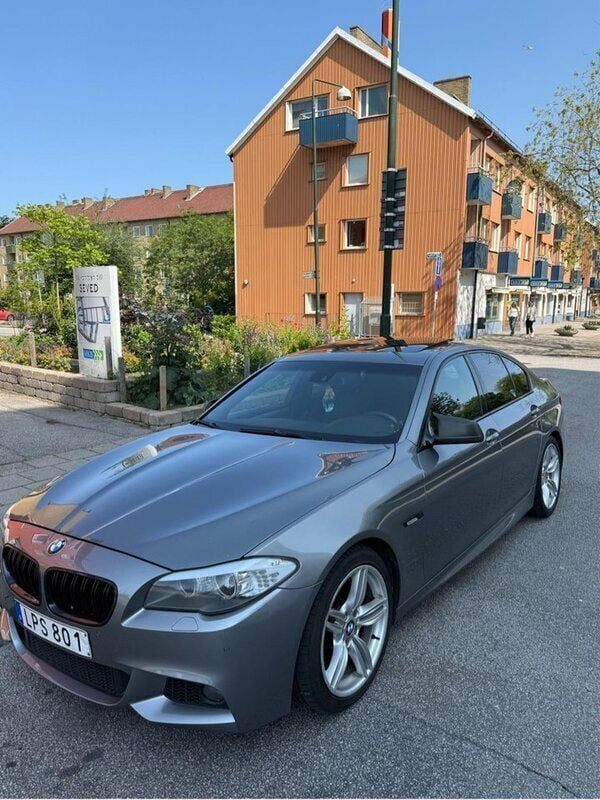 Grå Begagnad 2011 BMW 520 M Sport Sedan | 145 000 kr (Lite dyr) - Bild 1/4