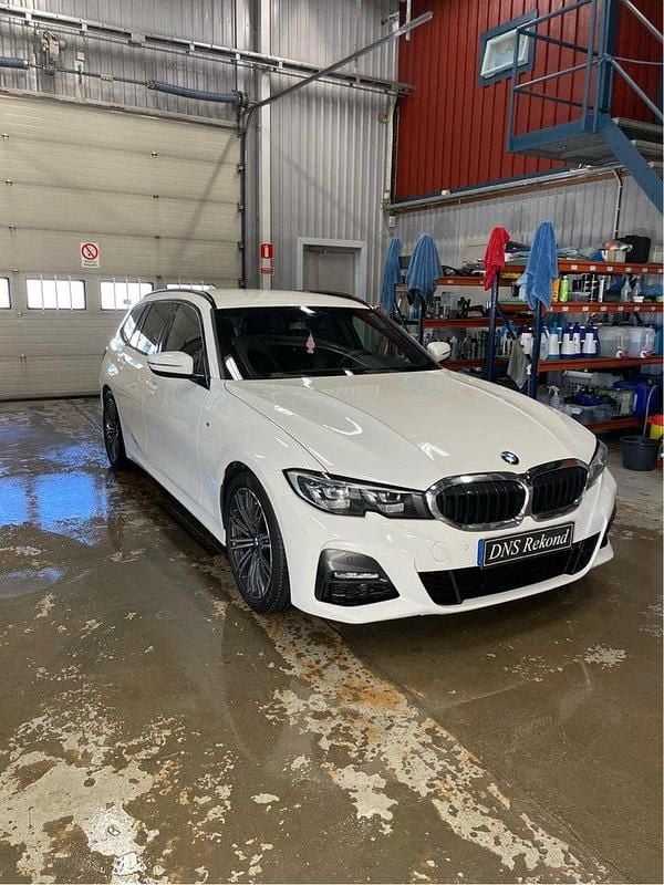 Vit Begagnad 2021 BMW 320 M Sport Kombi | 289 900 kr (Lite dyr) - Bild 1/4