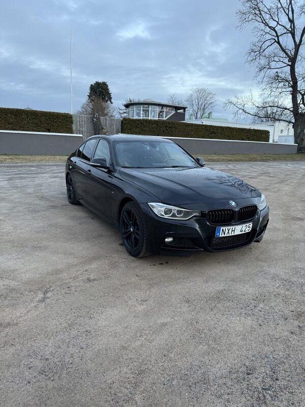 Svart Begagnad 2014 BMW 328 M Sport Sedan | 169 900 kr (Marknadspris) - Bild 1/4